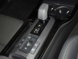 電動パーキングブレーキ・ブレーキホールドを装備してます。ホールド機能は信号待ちが多い一般道で疲労軽減になり、大好評です!