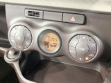 【オートエアコン】一度お好みの温度に設定すれば、車内の温度を検知し風量や温度を自動で調整。暑い&hellip;寒い&hellip;と何度もスイッチ操作をする必要はありません。快適な車内空間には必須の機能ですね♪