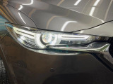 【LEDヘッドライト】悪天候や夜間走行時も良好な視界を確保し安心して運転できる高輝度LEDヘッドライトを装備!点灯速度が早く、消費電力も抑えられています。