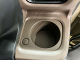 運転席の温熱カップホルダー。冬期は暖かいドリンクを保温できます。