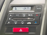【オートエアコン】一度お好みの温度に設定すれば、車内の温度を検知し風量や温度を自動で調整。暑い&hellip;寒い&hellip;と何度もスイッチ操作をする必要はありません。快適な車内空間には必須の機能ですね♪