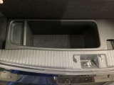 ラゲッジルームの床下に収納スペースをさらにひとつ追加。 より多くの荷物を積載可能です。