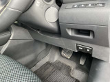 駐車ブレーキは指で操作する電動式です