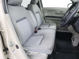 運転席・助手席まわりです。快適にドライブができるシートとなっております。