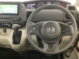 【ハンドル】運転にかかわる様々な操作を安全に行えるように視点移動が少なく操作性に配慮されたスイッチ類が凝縮されたコックピットです。