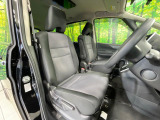 運転席まわりには十分なスペースがあり、大柄な方でもゆったり運転していただける環境です。