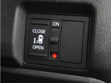 ◆片側電動スライドドア◆狭い駐車場でも乗り降りが楽々♪お子様が隣の車にドアを当ててしまう心配もございません!小さなお子様連れの方もこれで安心。
