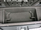 荷室下に深い収納が付いています。