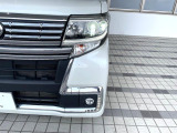 【LEDヘッドライト】悪天候や夜間走行時も良好な視界を確保し安心して運転できる高輝度LEDヘッドライトを装備!点灯速度が早く、消費電力も抑えられています。