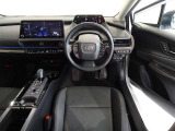 革巻きステアリングで快適な操作性の運転席です。