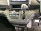 足元スッキリ、インパネシフトです。パーキングブレーキはフットブレーキタイプなので、運転席と助手席の間がスッキリしています。