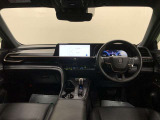 ディスプレイや操作スイッチを水平に集約、運転中の視線移動や動作を最小化できるようなレイアウトになっています。ドライバーは運転に集中でき、一緒に乗る方は心地よく移動を楽しめる空間となっています。