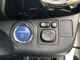 エンジンスタートスイッチです。キーが車内にあれば、エンジンの始動や停止はスイッチを押すだけ!キーを取り出す手間を省き、ワンプッシュで操作できるので簡単でスムーズです。