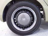 ホイールは車のデザインにマッチした専用タイプです。