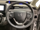 ハンドルにHondaセンシング系のクルーズコントロールやレーンキープアシストなどのスイッチと、オーディオの操作スイッチが装備されています。ハンドルから手を離さず安全に操作できます。