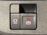 指先だけで簡単に操作が可能な電動パーキングブレーキを採用。「HOLD」スイッチを押すと、渋滞や信号待ちなどでブレーキペダルから足を離しても、ブレーキを保持するので安心です