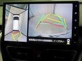 パノラミックビューモニター付きです。車両を上から見たような映像をナビゲーション画面に表示。運転席からの目視だけでは見にくい、車両周辺の状況をリアルタイムでしっかり確認できます。