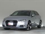 Audiデザインの特徴であるシングルフレームグリルが存在感を主張します。