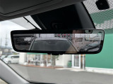 【デジタルインナーミラー(トヨタ)】車両後方カメラの映像をルームミラーに映すことが出来ます。 そのため、後席に人や荷物があって後方が見えづらい場合でもしっかり視界を確保することが出来ます。
