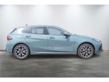 コンパクトなハッチバックながら、ロングノーズ・ショートオーバーハングのBMWらしい伝統的なスタンスを継承しています。