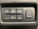 運転席脇のクラスタースイッチ部分にはカメラ切り替えスイッチ、パーキングセンサー、その他走行系スイッチを集中配置しております。