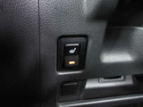 運転席ヒーター付きシート エアコンよりも素早く、体を芯まで温めてくれます。