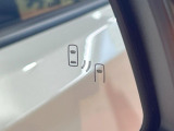 【ブラインドスポットモニター】走行中、ドアミラーの死角になりやすい箇所に後続車が接近するとサイドミラーのレンズに警告を表示!ドライバーに注意喚起をしてくれます。