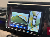 リバース連動のリアカメラを標準装備、ステアリング感応型ガイドラインが車庫入れを支援してくれます
