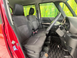 運転席まわりには十分なスペースがあり、大柄な方でもゆったり運転していただける環境です。