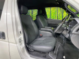 運転席まわりには十分なスペースがあり、大柄な方でもゆったり運転していただける環境です。