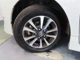トヨタ純正アルミホイール。タイヤサイズは195/65R15です。
