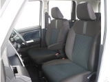 長時間の運転も疲れにくいフロントシート!体をしっかり支えてくれて運転がしやすい形状です!!
