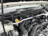 【STIタワーバー】お車の剛性を高めるタワーバーを装備。よりスムーズなコーナリング走行が可能となり、走りも楽しめます。