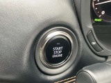 キーを取り出さなくてもエンジン始動ができるプッシュエンジンスターター。車内にキーがあればボタンを押すだけでエンジン始動できます。