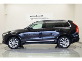 ロードクリアランスの大きなXC90は乗員の着座位置が高く、視界が良好です。また、着座位置の高さは安心感につながり、ストローク量の大きいサスペンションにより悪路でも快適な乗り心地を確保できる利点もあります。