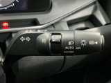 【オートライト】車のセンサーが周囲の明るさを感知し、自動でヘッドライトを点灯・消灯する機能です。この機能は夕暮れ時の交通事故が多い時間帯の安全性を高めてくれます。