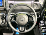 インテリアに合わせたデザインのステアリングは、運転される方のことも考え、運転しやすい形状、大きさです。是非一度、実際に触ってお確かめください。
