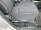 運転席にはシートリフターが付いていますので座高にあわせてドライビングポジションが決められます。
