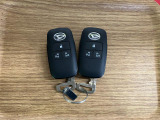 【スマートキー】 スマートキーを携帯していれば、ドアハンドルのボタンを押してロックの解除ができ、パワースライドドアもワンタッチで開閉できます。