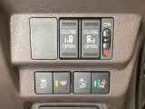 両側電動スライドドアは運転席から操作ができるよう、操作スイッチが付いています。Hondaセンシング用のVSA(ABS+TCS+横滑り抑制)解除と路外逸脱抑制機能などのスイッチがあります。