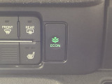 【eコンスイッチ】低燃費運転をサポートするECONモード。スイッチをONすると、エンジンやトランスミッション、A/Cなどを協調制御し、燃費の向上に貢献。エコドライブの効果を高めます。