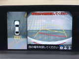 【パノラミックビューモニター】クルマの前後左右に搭載したカメラから取り込んだ画像を合成し、車両を上から見たような画像をディスプレイに表示します。