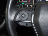ステアリングスイッチ付きで、運転中に視線を前に向けたまま操作できます。