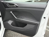 フロントドアトリム。ドアポケットにはペットボトルが置けるスペースが確保されています。