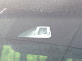 【ホンダセンシング】走行中に前方の車両等を認識し、衝突しそうな時は警報とブレーキで衝突回避と被害軽減をアシスト。より安全にドライブをお楽しみいただけます。