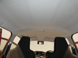 【圧迫感のない天井回り】頭上空間が確保されており、長時間の運転やお買い物帰りの休憩中も圧迫感なくリラックスして過ごせるゆとりのある室内空間です。
