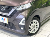 【LEDヘッドライト】悪天候や夜間走行時も良好な視界を確保し安心して運転できる高輝度LEDヘッドライトを装備!点灯速度が早く、消費電力も抑えられています。