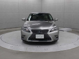 低い車高、ロングルーフ、低重心な佇まい、ショルダーやタイヤの張り出し感を強調した造形などにより、空力性能、居住性を確保しつつ、走りを感じさせるシルエットを実現しています。