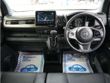 運転にかかわる様々な操作を安全に行えるように視点移動が少なく、操作性に配慮されたスイッチ類が凝縮されたコクピットです。