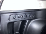 カーゴルーム左側に買い物フック・リヤシート可倒スイッチ・電源ソケットが付いています。